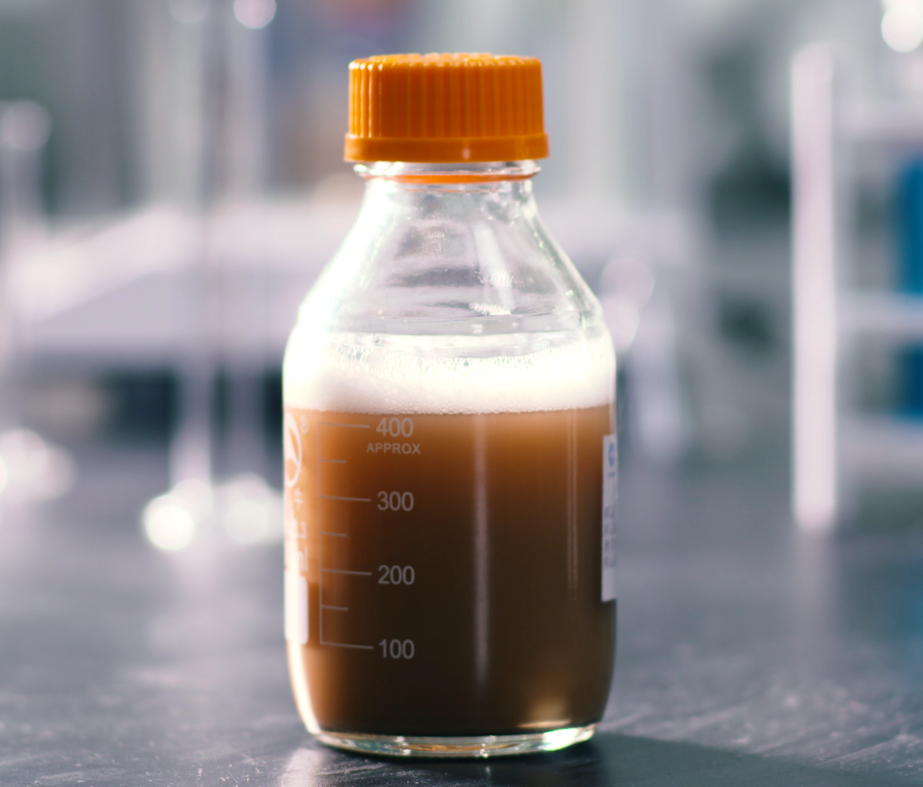 总磷是水中各种形态的磷转变成正磷酸盐后测定的含量结果，以每升水样含磷毫克数计量。水中的总磷主要来自生活污水、工业废水、化肥农田灌溉水等，在一个健康的水生态系统中，磷的含量是在合理范围内波动变化的以维持生态系统平衡，一旦水体磷含量超标，会导致水中藻类快速增殖，造成水体蓝绿藻爆发产生水华。